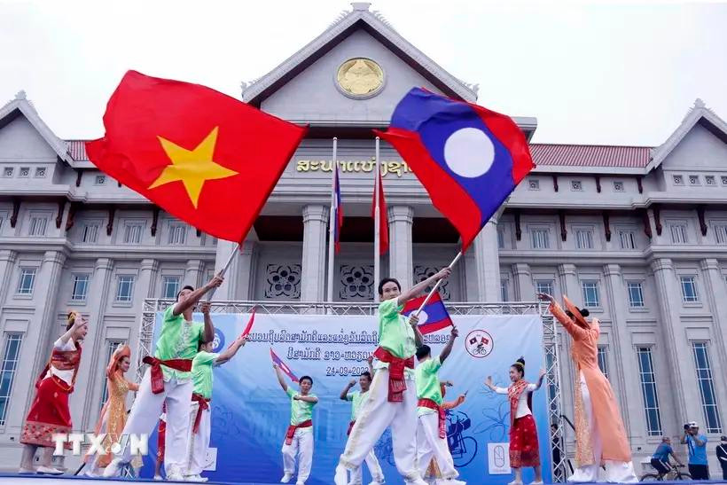 Una actuación artística para conmemorar el Año de Solidaridad y Amistad entre Laos-Vietnam y Vietnam-Laos en 2022. (Foto: Archivo de VNA)