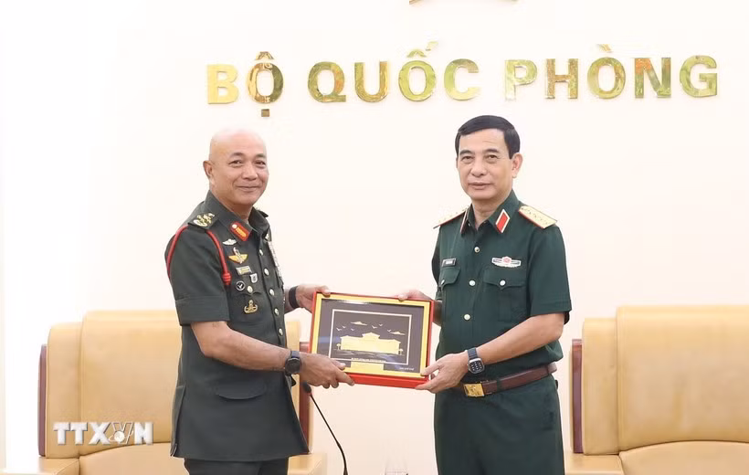 El general Phan Van Giang, ministro de Defensa de Vietnam, recibió al general Tan Sri Datuk Seri Mohammad bin Ab Rahman, comandante de las Fuerzas de Defensa de Malasia. (Fuente: VNA)