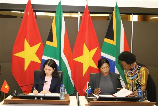 La viceministra de Relaciones Internacionales y Cooperación de Sudáfrica, Anna Thandi Moraka (derecha), y su par vietnamita, Nguyen Minh Hang (Fuente: VNA)