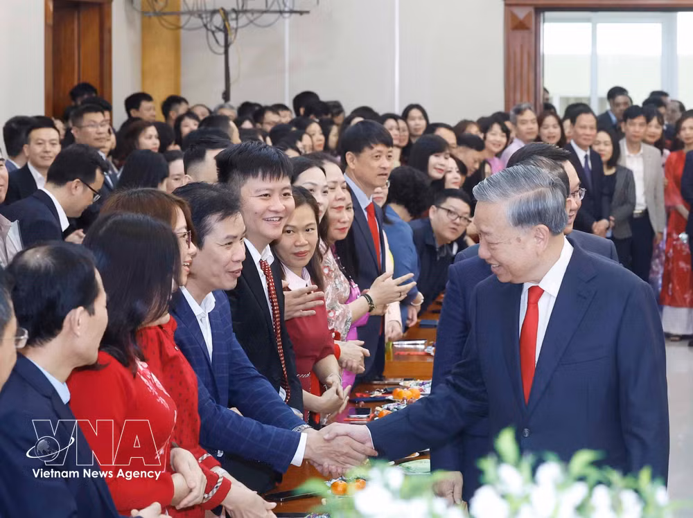 vnanet-tong-bi-thu-to-lam-chuc-tet-can-bo-cong-chuc-vien-chuc-nguoi-lao-dong-van-phong-trung-uong-dang-8602785.jpg