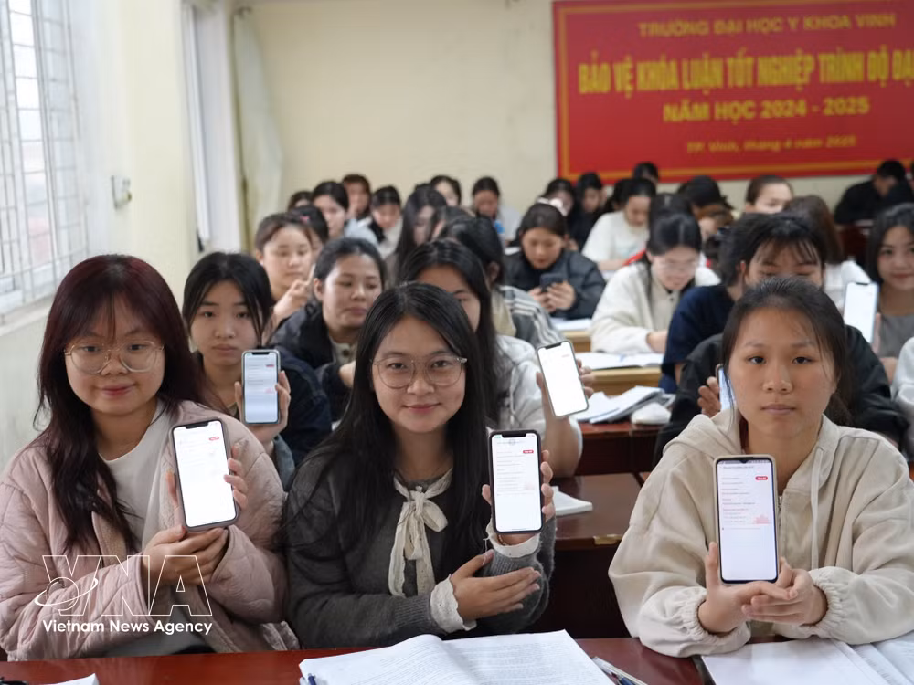 vnanet-vna-potal-bau-cu-quoc-hoi-va-hdnd-cu-tri-tre-nghe-an-tu-hao-lan-dau-cam-la-phieu-trach-nhiem-8634176.jpg