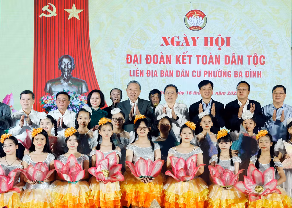 vna-potal-tong-bi-thu-va-chu-tich-quoc-hoi-du-ngay-hoi-dai-doan-ket-tai-phuong-ba-dinh-ha-noi-8411631.jpg