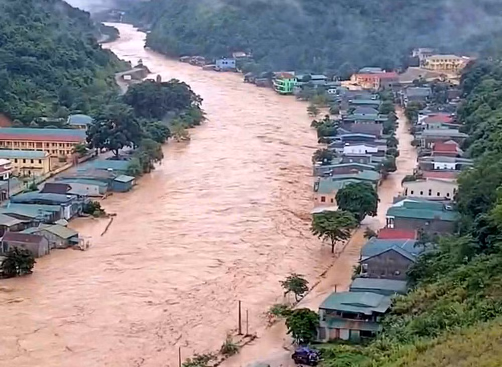song-nam-mo-di-qua-xa-muong-xen-hien-nuoc-lu-van-rat-cao-phat.jpg