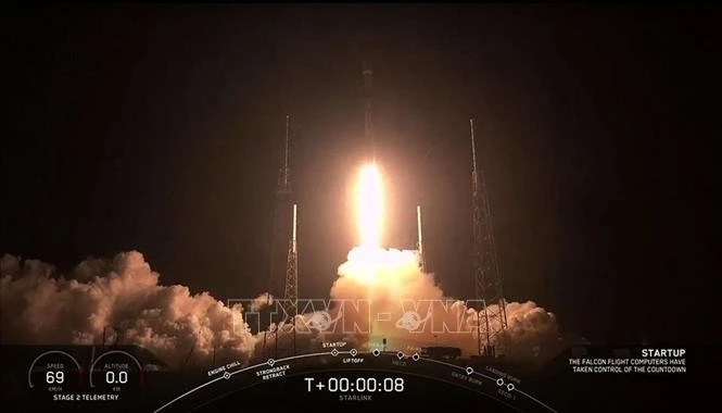 Imagen captada de un video del lanzamiento del cohete Falcon 9 con 60 satélites Starlink de SpaceX desde la Estación de la Fuerza Aérea de Cabo Cañaveral, Florida (EE.UU.). (Foto: AP/VNA)