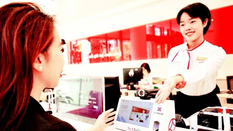 SeABank implementa simultáneamente la gestión de emisiones, la optimización energética, la transformación digital y difunde hábitos ecológicos internamente. (Foto: nhandan.vn)