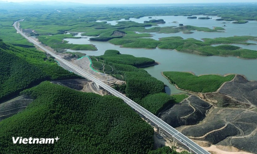 Más de 220 km del proyecto de la autopista Norte-Sur se abrieron al tráfico en ocasión del aniversario de la Revolución de Agosto, el 19 de agosto. (Foto: VNA)