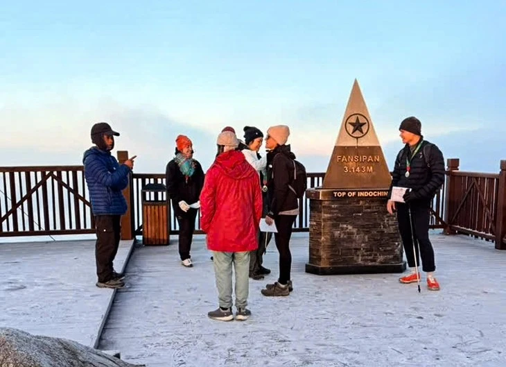 Turistas se registran temprano en la cima del Fansipan. (Foto: tuoitre.vn)