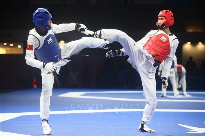 El atleta Nguyen Hong Trong venció a Da Costa D.C de Timor Leste, asegurando su lugar en las semifinales en la categoría de menos de 54 kg. (Foto: VNA)