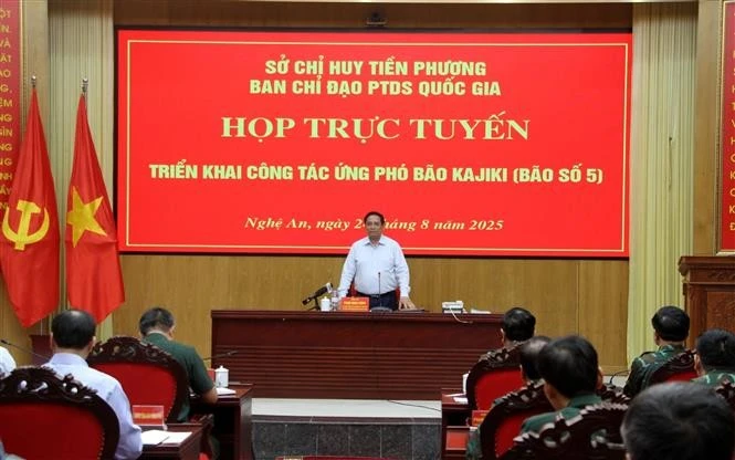 El primer ministro Pham Minh Chinh dirige directamente la respuesta a la tormenta Kajiki. (Foto: VNA)