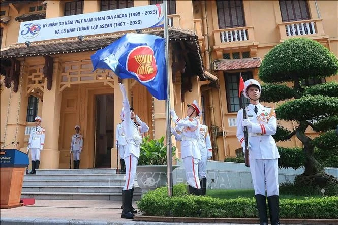Guardias de honor realizan la ceremonia de izamiento de la bandera de la Asean. (Foto: VNA) 
