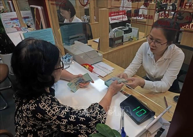 Clientes realizan transacciones en la sede del banco Agribank. (Foto: VNA) 