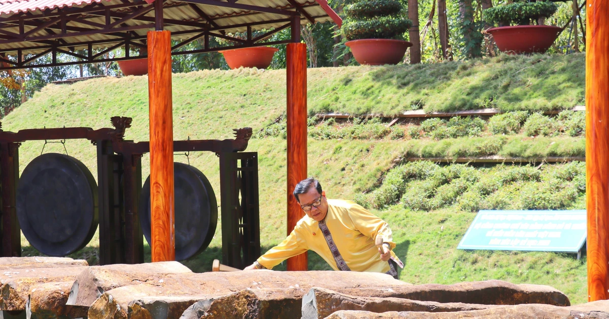 El artesano Truong Dinh Chiwu interpreta con destreza el xilófono de piedra en la Reserva Cultural Étnica S’tieng de Bom Bo. (Foto: VNA)
