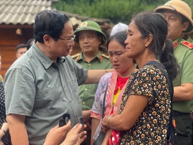 El primer ministro Pham Minh Chinh visitó personalmente a las comunidades afectadas en la provincia de Dien Bien el 3 de agosto para brindar apoyo y motivación a los ciudadanos que enfrentan las consecuencias de las lluvias e inundaciones severas. (Foto: VNA)