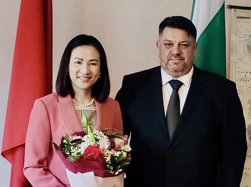 La embajadora de Vietnam en Bulgaria, Nguyen Thi Minh Nguyet, y Atanas Zafirov, viceprimer ministro y presidente del BSP (Foto: VNA) 