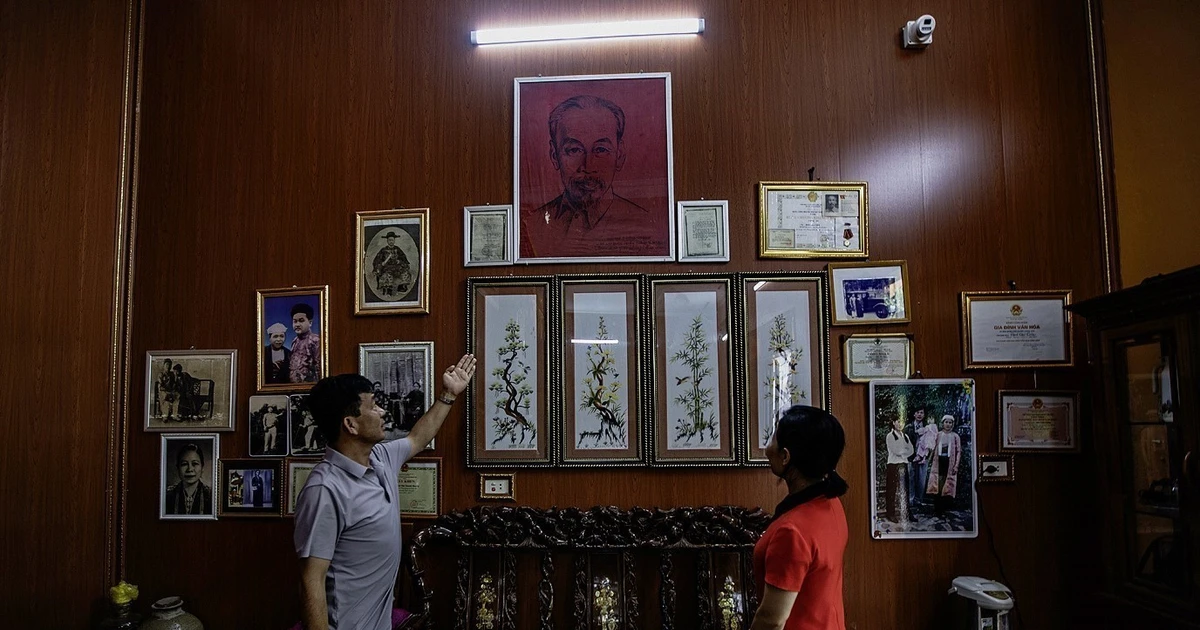 En la casa de Dinh Cong Thao, descendiente de la familia Dinh Cong, se exhiben fotografías históricas junto a una carta del Presidente Ho Chí Minh y una carta del General Vo Nguyen Giap, enviadas a Dinh Cong Huy, antepasado de la familia, destacando su contribución al movimiento revolucionario. (Foto: VNA)
