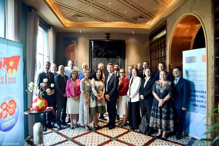La viceministra Le Thi Thu Hang se tomó una foto de recuerdo con los embajadores y los encargados de negocios de los países miembros de la UE en el evento. (Foto: baoquocte.vn)