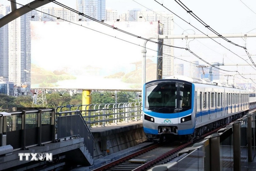 El metro Ben Thanh-Suoi Tien aumenta los viajes para atender a los pasajeros tras la fusión. (Foto: VNA)