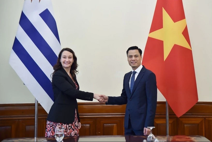 El viceministro de Relaciones Exteriores de Vietnam, Dang Hoang Giang, y la subsecretaria de Relaciones Exteriores de Uruguay, Valeria Csusaki Cabrera. (Foto: VNA)