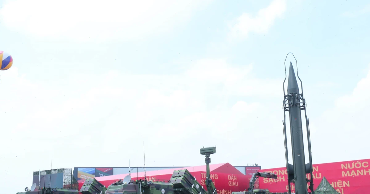 Exhibición al aire libre con misiles y armas militares producidas y modernizadas por las Corporaciones de la Industria de Defensa de Vietnam. (Foto: VNA)