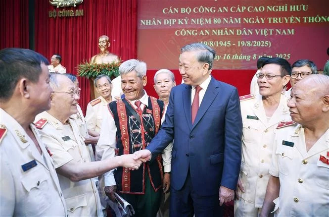 El secretario general del Partido Comunista de Vietnam, To Lam, se reúne con oficiales retirados de alto rango de la Fuerza de Seguridad Pública Popular. (Foto: VNA)