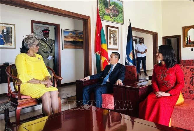 La gobernadora general de Granada, Cecile La Grenade, recibe al embajador vietnamita en Venezuela, concurrente en Saint George, Vu Trung My, y su esposa. (Foto cortesía de la Embajada de Vietnam en Venezuela) 