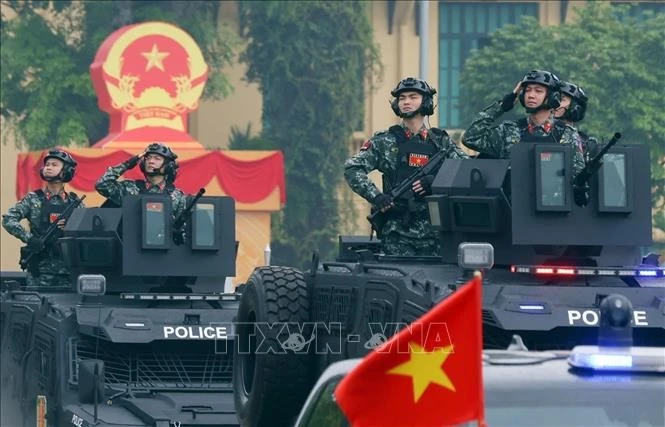 Vehículos especiales de la fuerza policial participan en un desfile. (Foto: VNA)