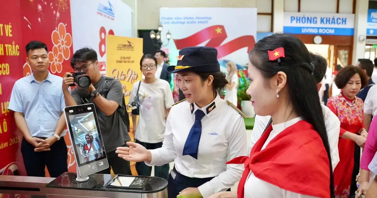 VNR pone en funcionamiento un sistema de control de billetes mediante tecnología biométrica a través de la autenticación de identificación ciudadana en la estación de Hanói. (Foto: vtv.vn)