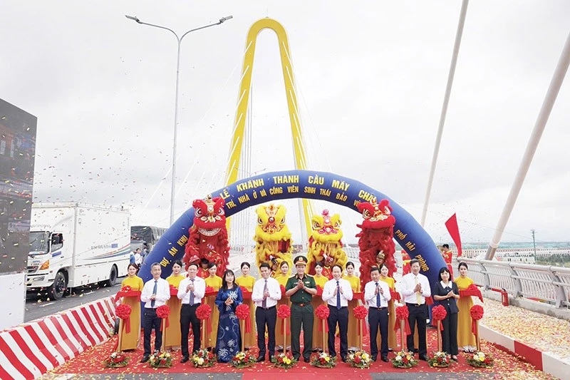 Inauguración del puente May Chai y de los caminos de acceso en ambos extremos del puente perteneciente al Proyecto de Parque de Diversiones, Vivienda y Ecológico de la Isla Vu Yen (Hai Phong). (Foto: baodautu.vn)
