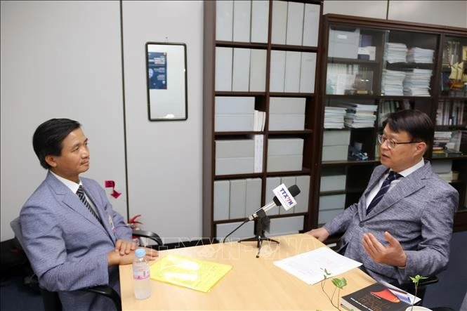 Choe Won Gi, director del Centro de Investigación Asean-India de la Academia Diplomática Nacional de Corea del Sur en la entrevista. (Fuente: VNA) 