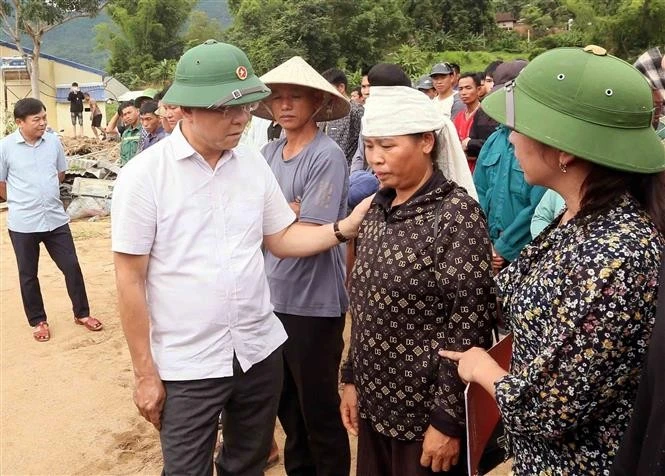 El viceprimer ministro Le Thanh Long visitó y animó a las familias afectadas por las inundaciones en la comuna de Chieng So. (Foto: VNA) 