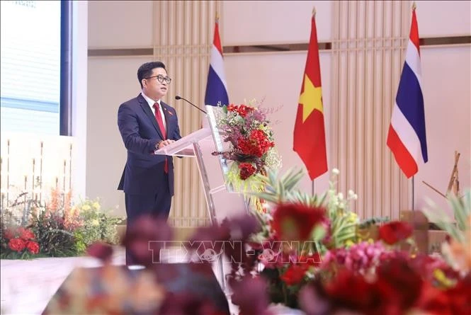 El cónsul general de Vietnam en Khon Kaen, Dinh Hoang Linh, habla en el evento. (Foto: VNA)