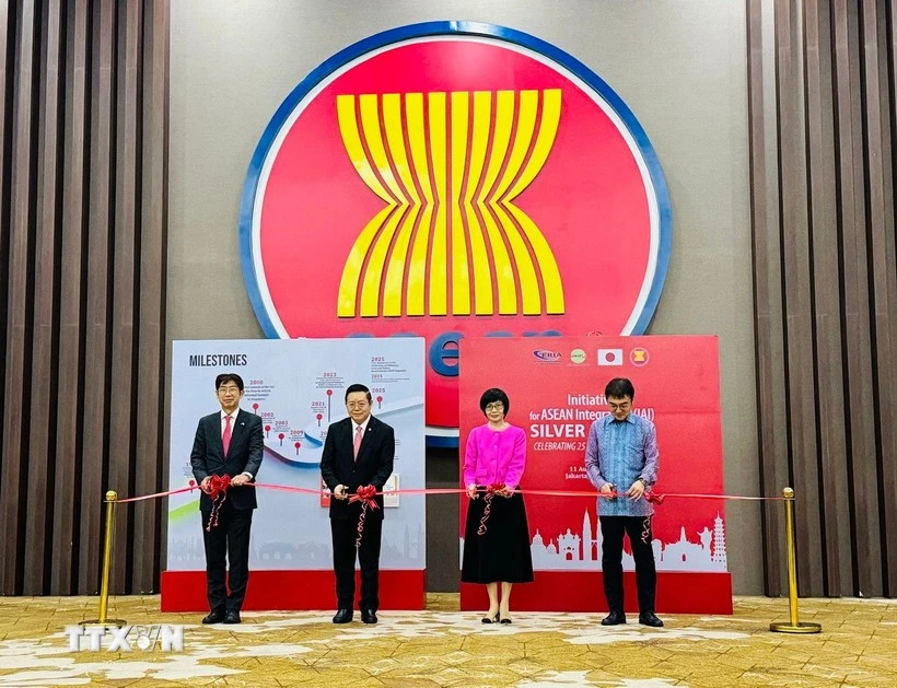 Delegados cortan la cinta inaugural de la exposición fotográfica. (Foto: VNA)