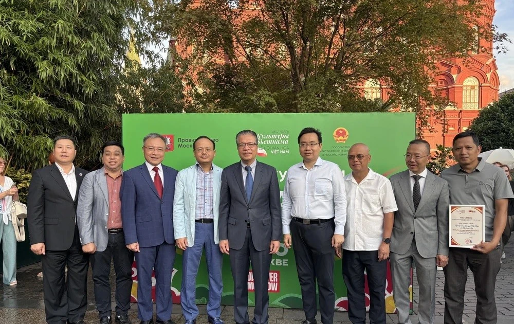 El embajador de Vietnam en Rusia, Dang Minh Khoi (centro) y delegados en el evento. (Foto: VNA)