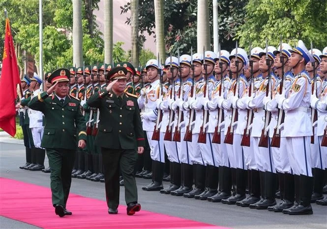 En el acto de bienvenida al teniente general Vongsone Inpanphim, viceministro de Defensa y titular del Departamento General de Política del Ejército Popular de Laos. (Fuente: VNA) 