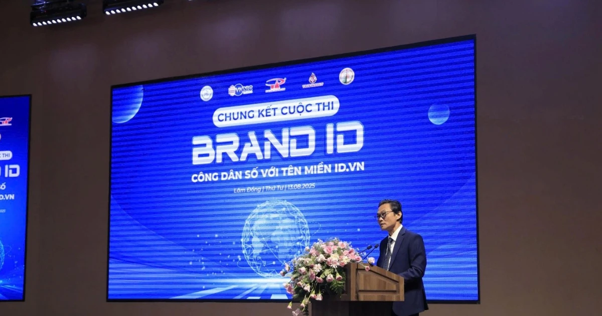 Do Quang Trung, jefe de la sucursal del Centro de Internet de Vietnam en la ciudad de Da Nang, pronuncia el discurso inaugural para la fase final del concurso “BrandID – Ciudadano digital con el dominio id.vn”. (Foto: Internet)