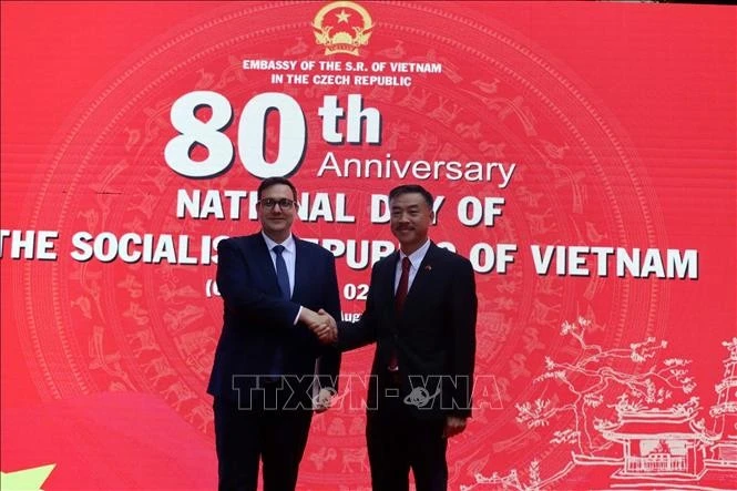 El embajador de Vietnam en la República Checa, Duong Hoai Nam, y el ministro de Relaciones Exteriores checo, Jan Lipavský, en el evento. (Foto: VNA)
