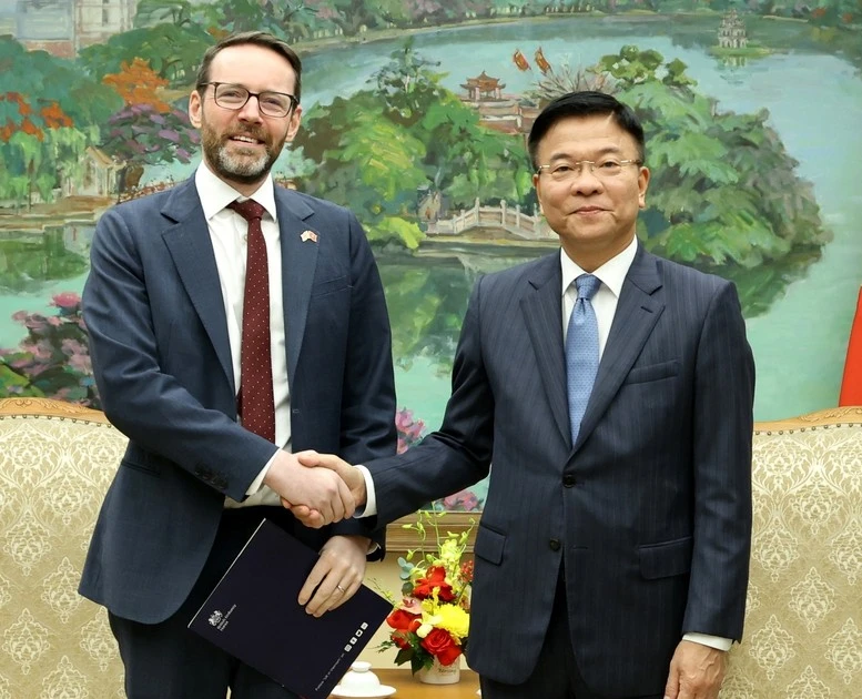 El viceministro vietnamita Le Thanh Long recibe al embajador de Reino Unido en el país, Iain Frew. (Fuente: VNA) 