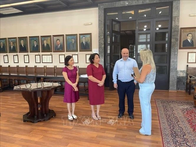 Representantes de la Embajada de Vietnam en Grecia se reúnen con el vicealcalde de Rodas, responsable de economía, finanzas y patrimonio cultural, Chalkias Konstantinos. (Fuente: VNA) 