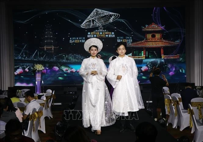Desfile de Ao Dai (túnica tradicional vietnamita) en el evento (Foto: VNA)