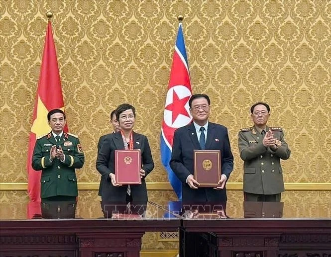 La directora general de la VNA, Vu Viet Trang, y el presidente de la KCNA, Kim Pyong Ho, en la ceremonia de rúbrica (Foto: VNA)