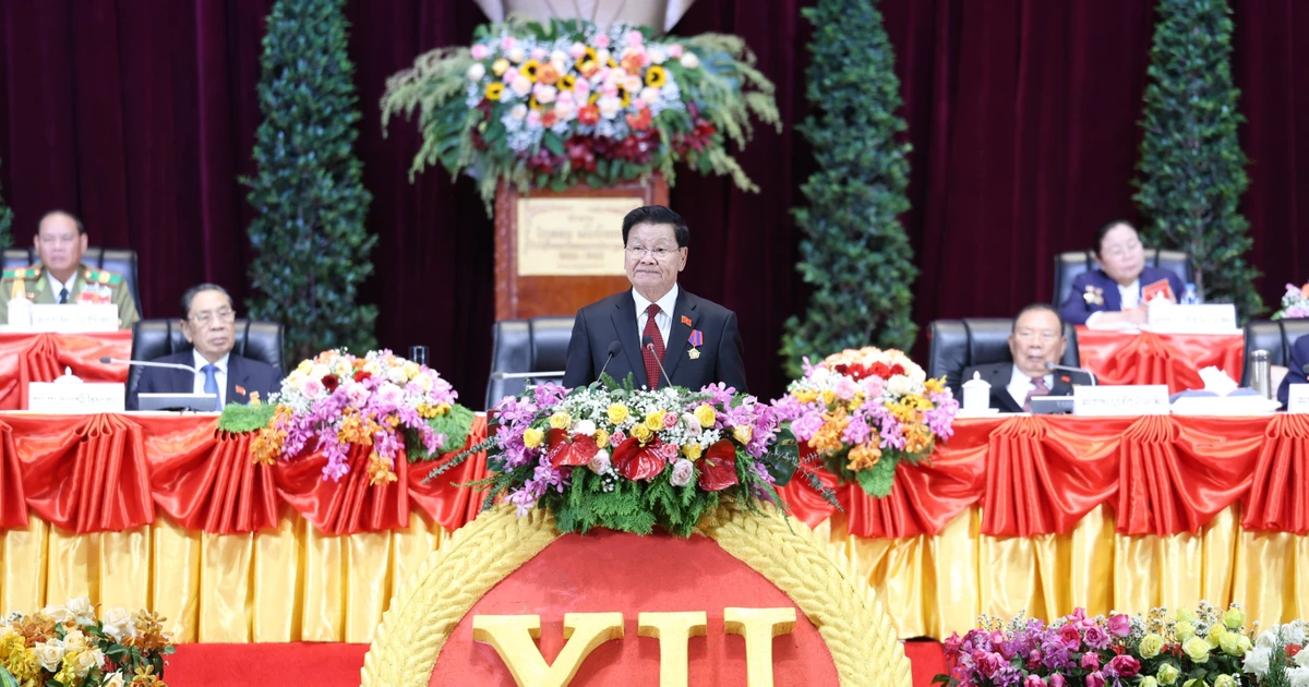 El secretario general del Partido Popular Revolucionario de Laos y presidente del país, Thongloun Sisoulith, pronuncia el discurso de clausura del XII Congreso del Partido. (Foto: VNA)