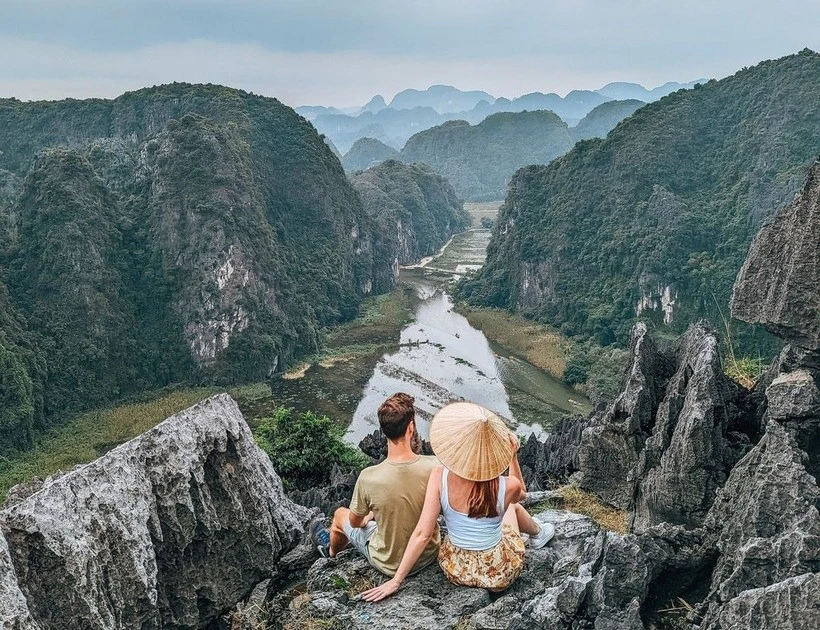 Turistas internacionales en la cima de la cueva de Mua, Ninh Binh. (Foto: VNA)