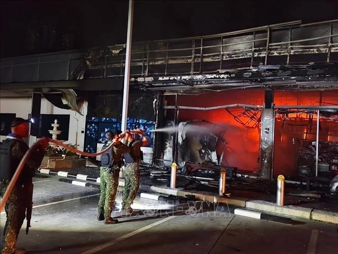 Escena de la explosión de bombas en una gasolinera en Narathiwat, Tailandia, el 11 de enero de 2026. (Foto: Xinhua/VNA)