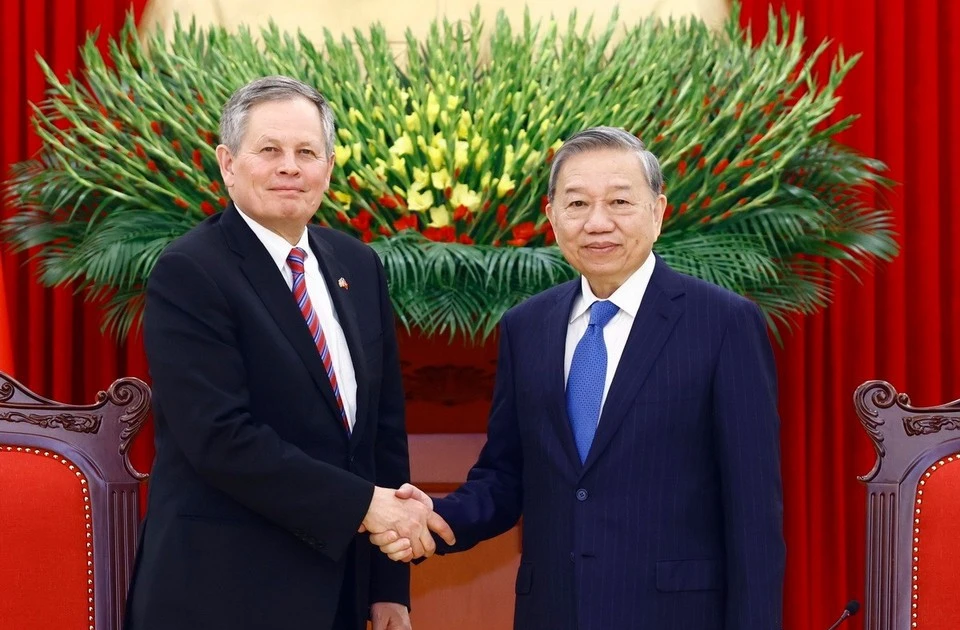 El secretario general del Partido Comunista de Vietnam, To Lam, recibe al senador Steve Daines del Partido Republicano en el Estado de Montana en marzo de 2025. (Foto: VNA)