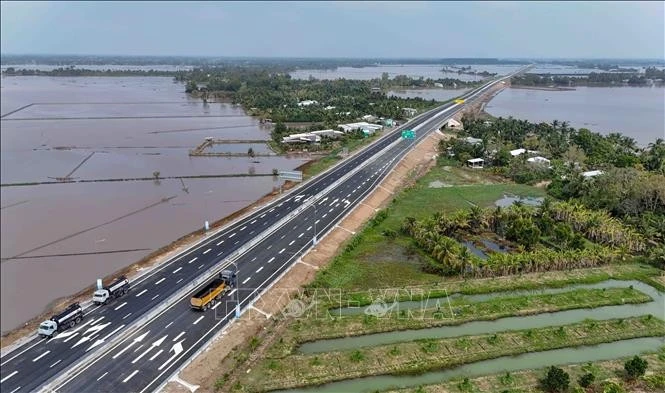La finalización de la autopista Can Tho - Ca Mau ha acortado el tiempo de viaje de Can Tho a Ca Mau a solo 1 hora y 30 minutos. (Foto: VNA)