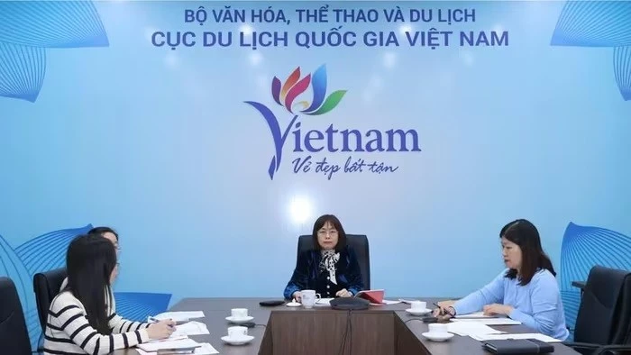 Nguyen Thi Hoa Mai, subdirectora general de la Autoridad Nacional de Turismo de Vietnam (VNAT), una una reunión sobre los preparativos de ITE HCMC 2026. (Foto: VNA)