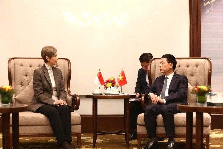 Los ministros Nguyen Manh Hung y Josephine Teo en la sesión de trabajo. (Foto: mst.gov.vn)