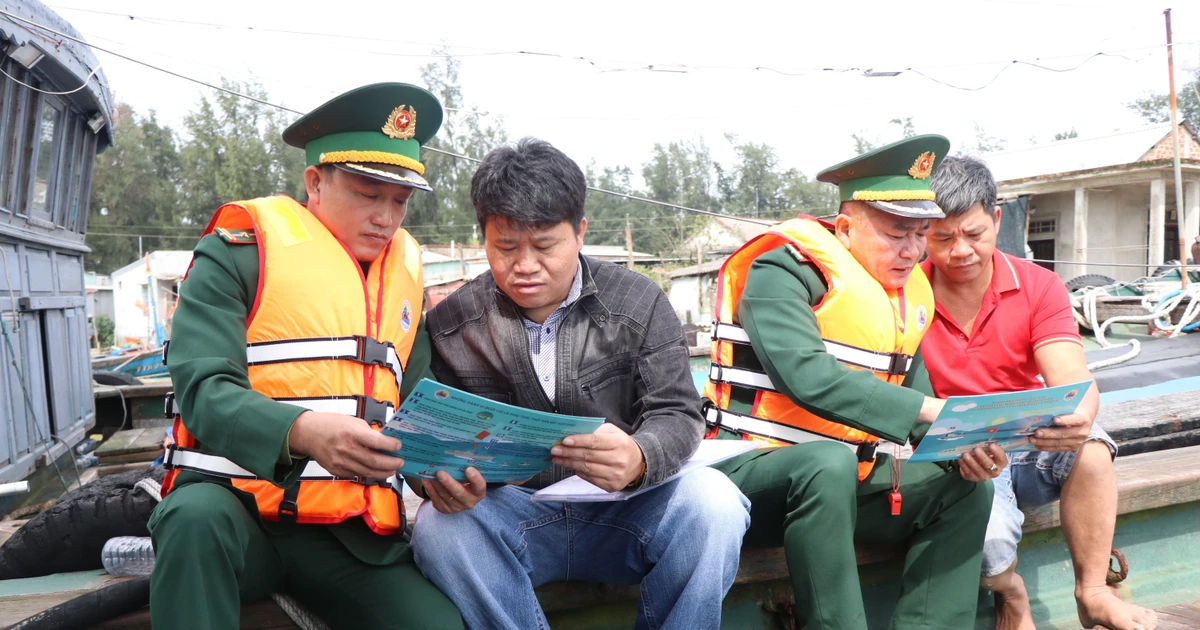 Divulgación de las normas de pesca entre los marineros (Foto: VNA)