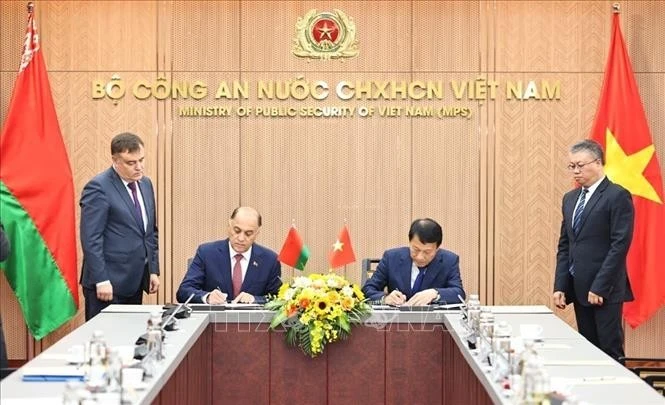 Firma de una Carta de Intenciones de cooperación entre el Ministerio de Seguridad Pública de Vietnam y la Secretaría Estatal del Consejo de Seguridad Nacional de Belarús. (Foto: VNA)