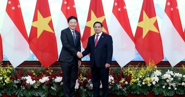 El primer ministro de Vietnam, Pham Minh Chinh, y su homólogo singapurense, Lawrence Wong. (Foto: VNA)